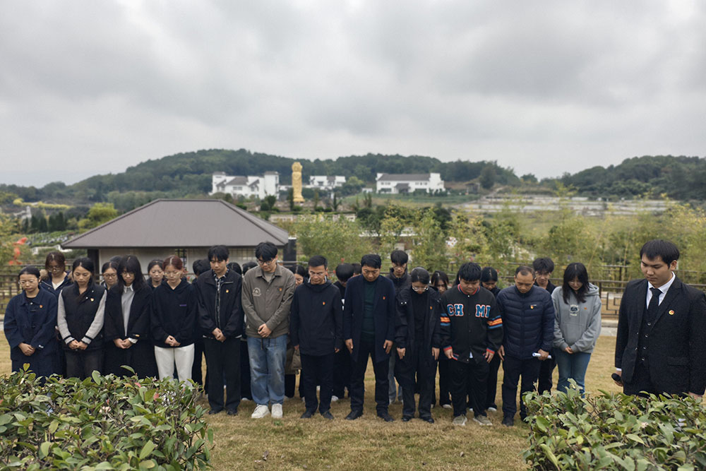 nfHs_1762997267393040314.jpg 默哀缩剪1.jpg