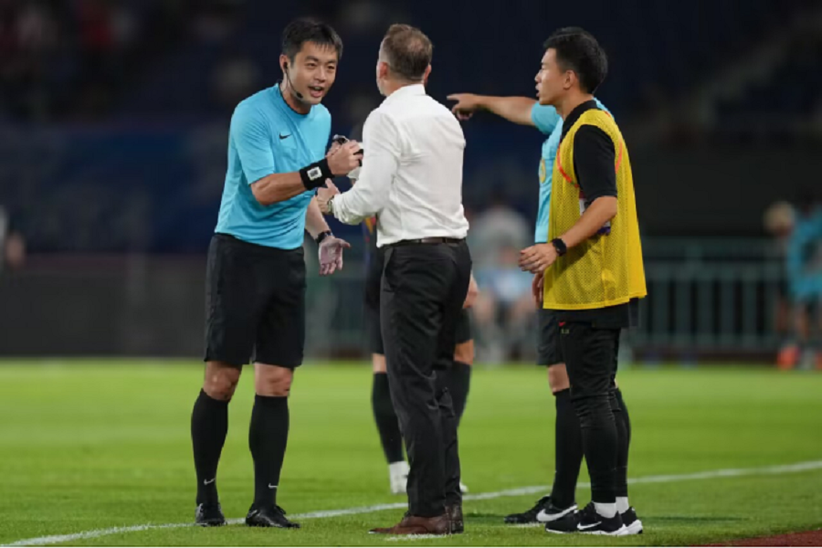 beat365教师国际级足球裁判金京元主哨国足u24二战韩国（1）450.png